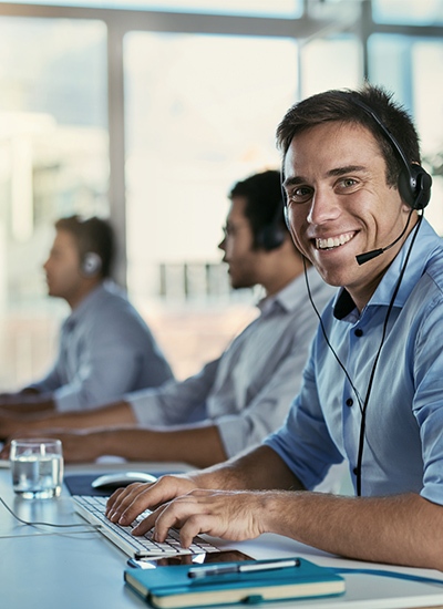 Customer support specialist assisting a client with network troubleshooting Customer support specialist assisting a client with network troubleshooting