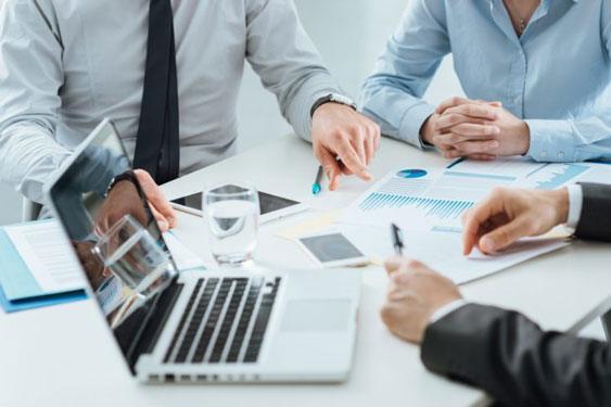 Project-management group discussing IT project management in Singapore