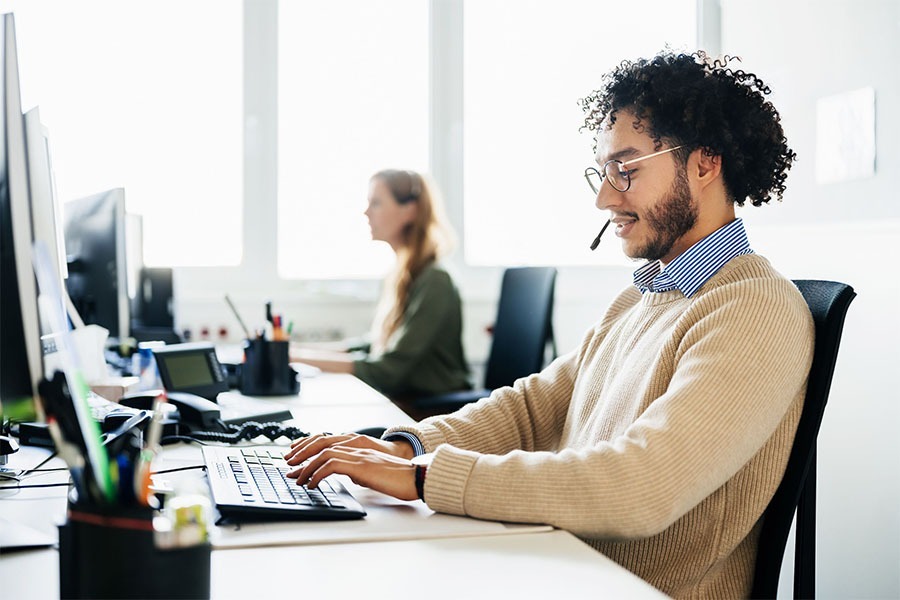 IT support helping a client via phone IT support helping a client via phone