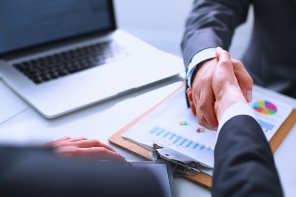 6 Critical Factors to Consider When Outsourcing IT Support Services 7 Close-up image of a handshake symbolizing partnership, emphasizing selecting IT support service providers