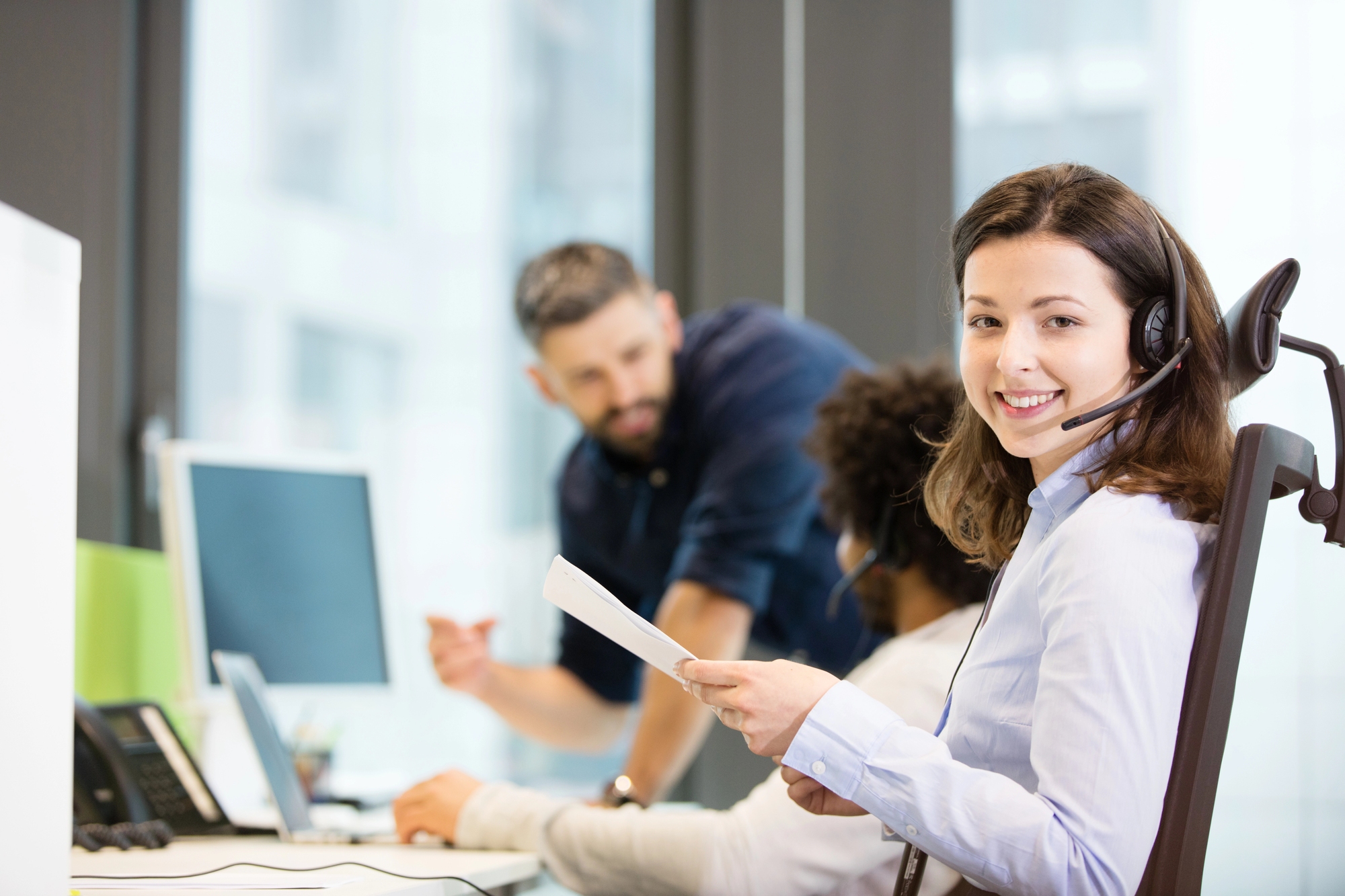 A happy customer support agent assisting a client with network troubleshooting