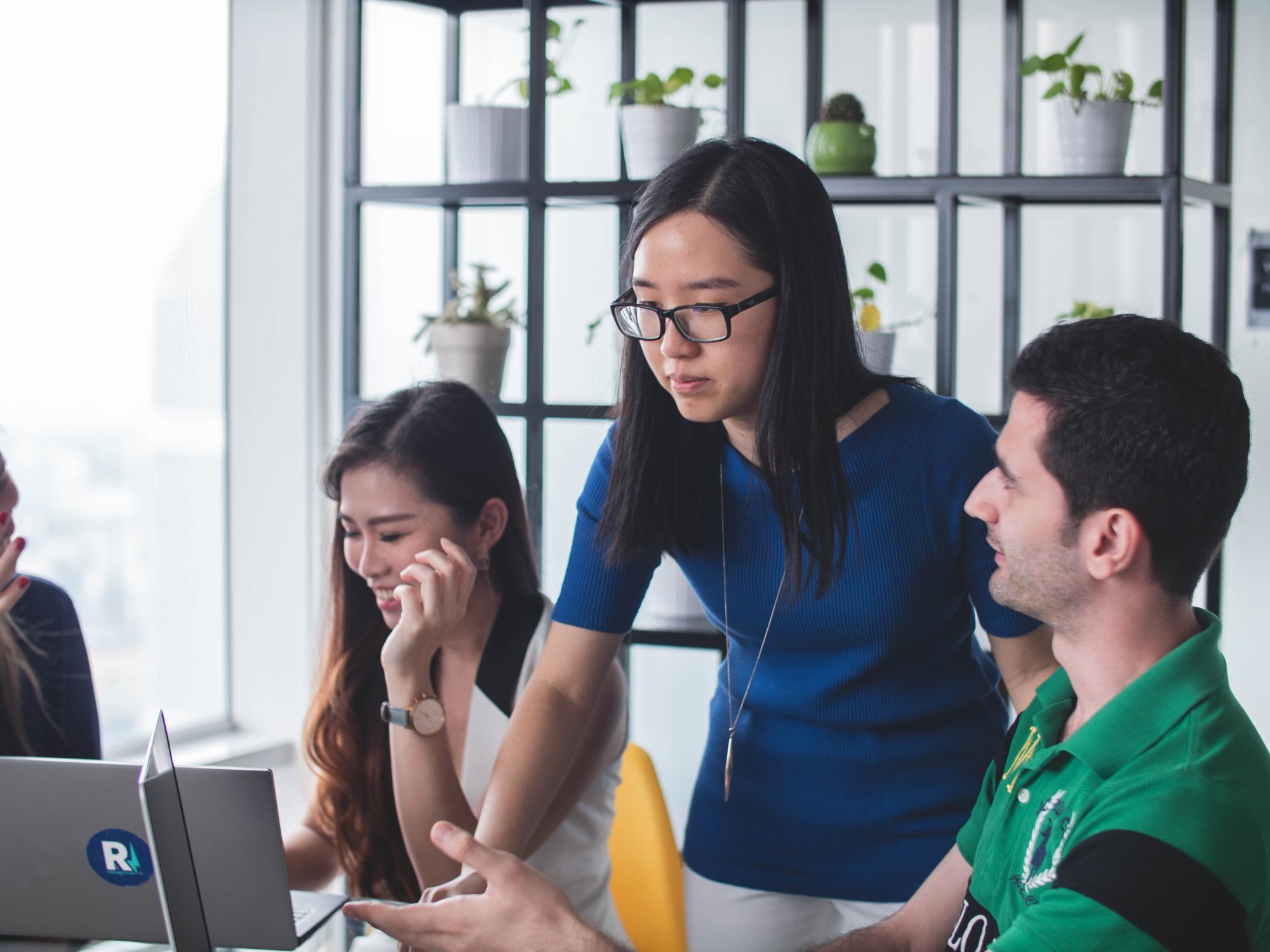  IT manager providing guidance to IT support team for service delivery