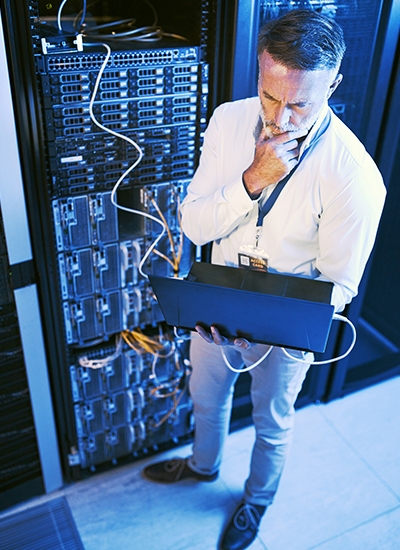 IT technician providing on-site IT support in Japan, ensuring network stability, server maintenance, and cybersecurity for businesses