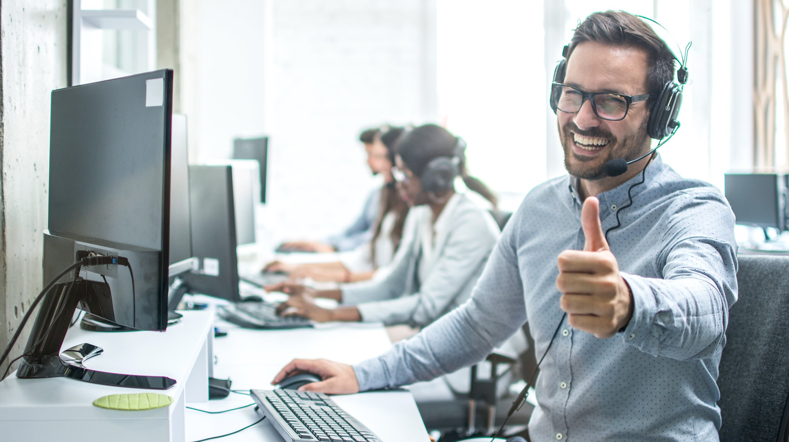 Desk support in Hong Kong doing a thumbs up after successfully providing remote support